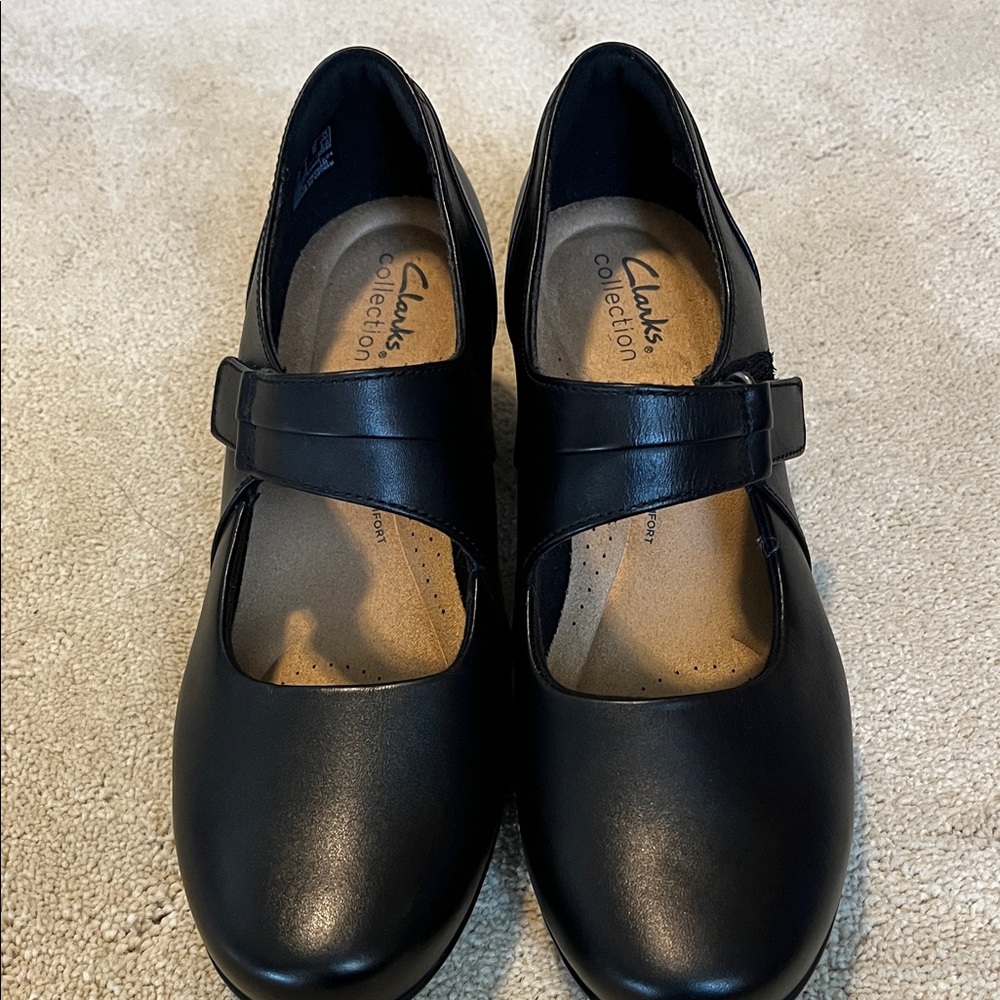 Clarks Women's Black Mary Jane Pumps. - size 8W